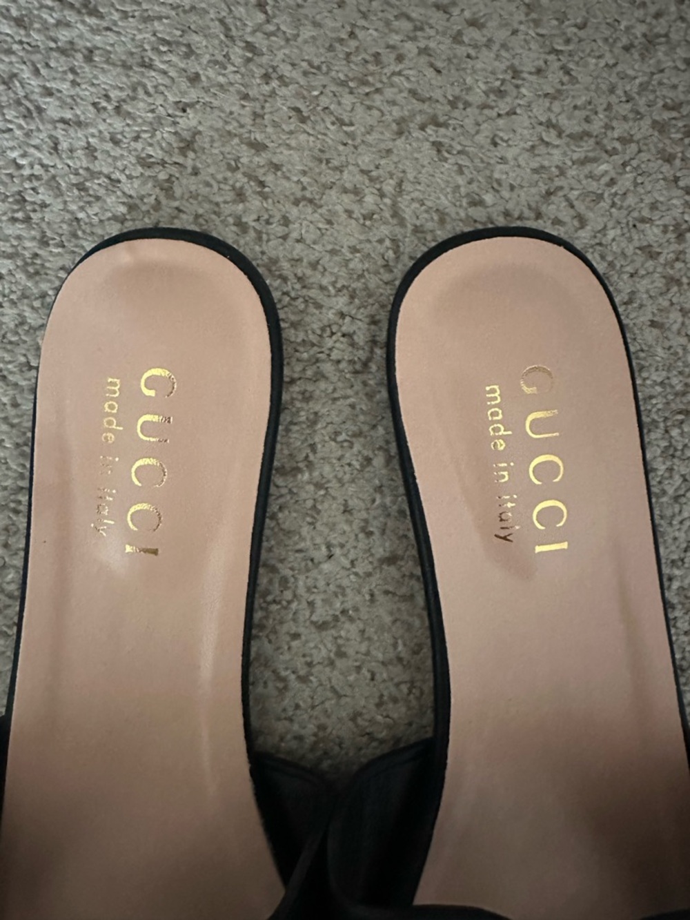 Gucci Black Leather Cutout Logo Slide Sandals with Pink Insole - Picture 2 of 2